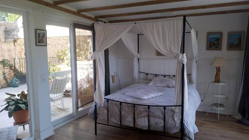 Gîte pour 2 personnes, avec vue et jardin à Trouillas