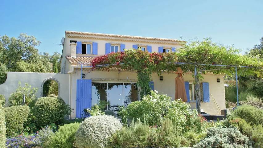 Location de vacances pour 9 personnes, avec piscine et jardin à Villes-sur-Auzon