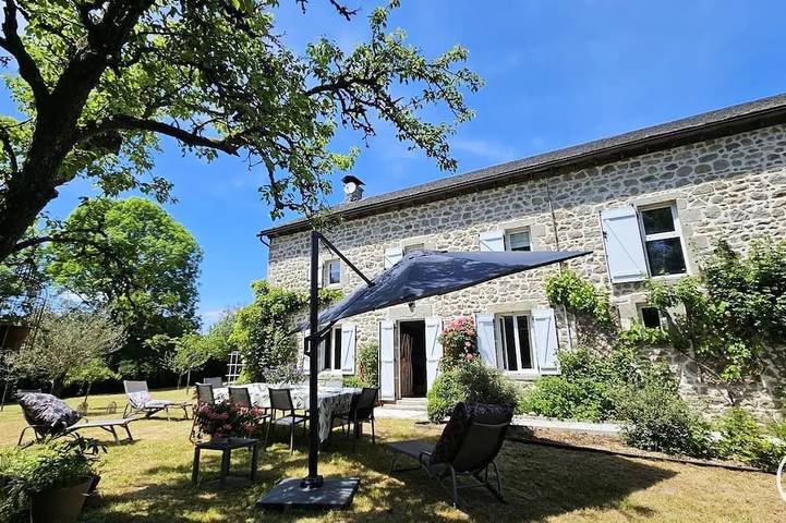 Location de vacances pour 8 personnes, avec terrasse à Margerides