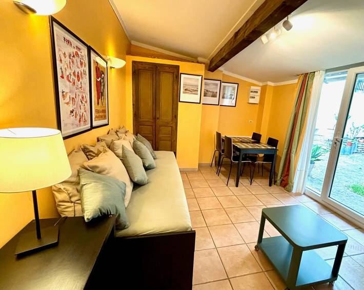 Holiday Home 'Mazet' with Private Terrace, Private Garden and Wi-Fi in Nîmes, Nimes region