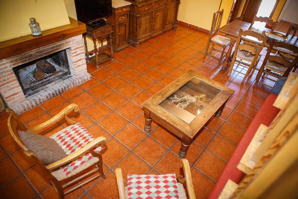 In the Becea house you can enjoy a large terrace with barbecue and a small front patio in Horcajuelo de la Sierra, Madrid Province