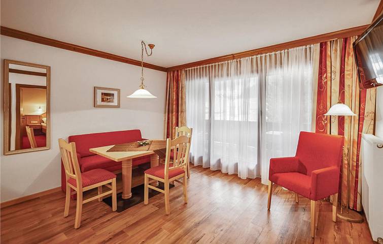 Ganze Ferienwohnung, Gemütliche Ferienwohnung in der Nähe der Skistation mit Parkplatz und Küche in Flachau, Ski Amadé