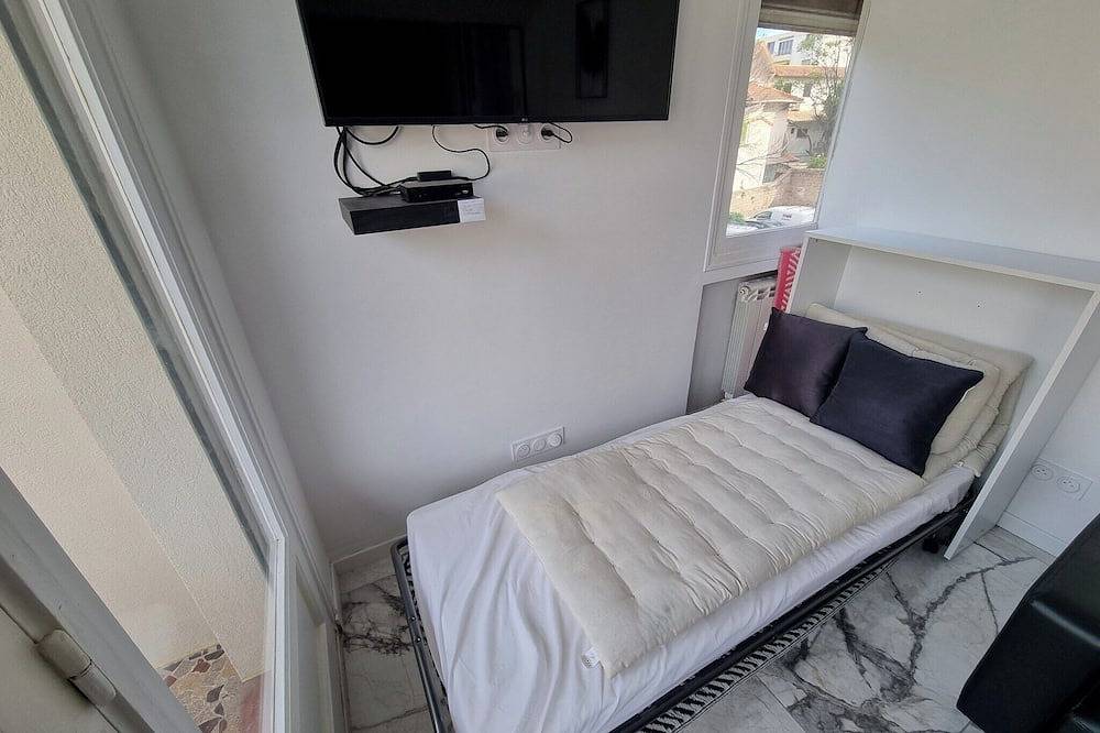Entire apartment, Bon Plan! T2 with parking in the city center near the train station and beach! in Saint-Raphaël, Massif de l'Esterel