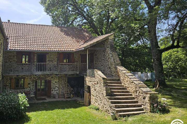 Location de vacances pour 4 personnes, avec Jardin et Piscine à Jouqueviel