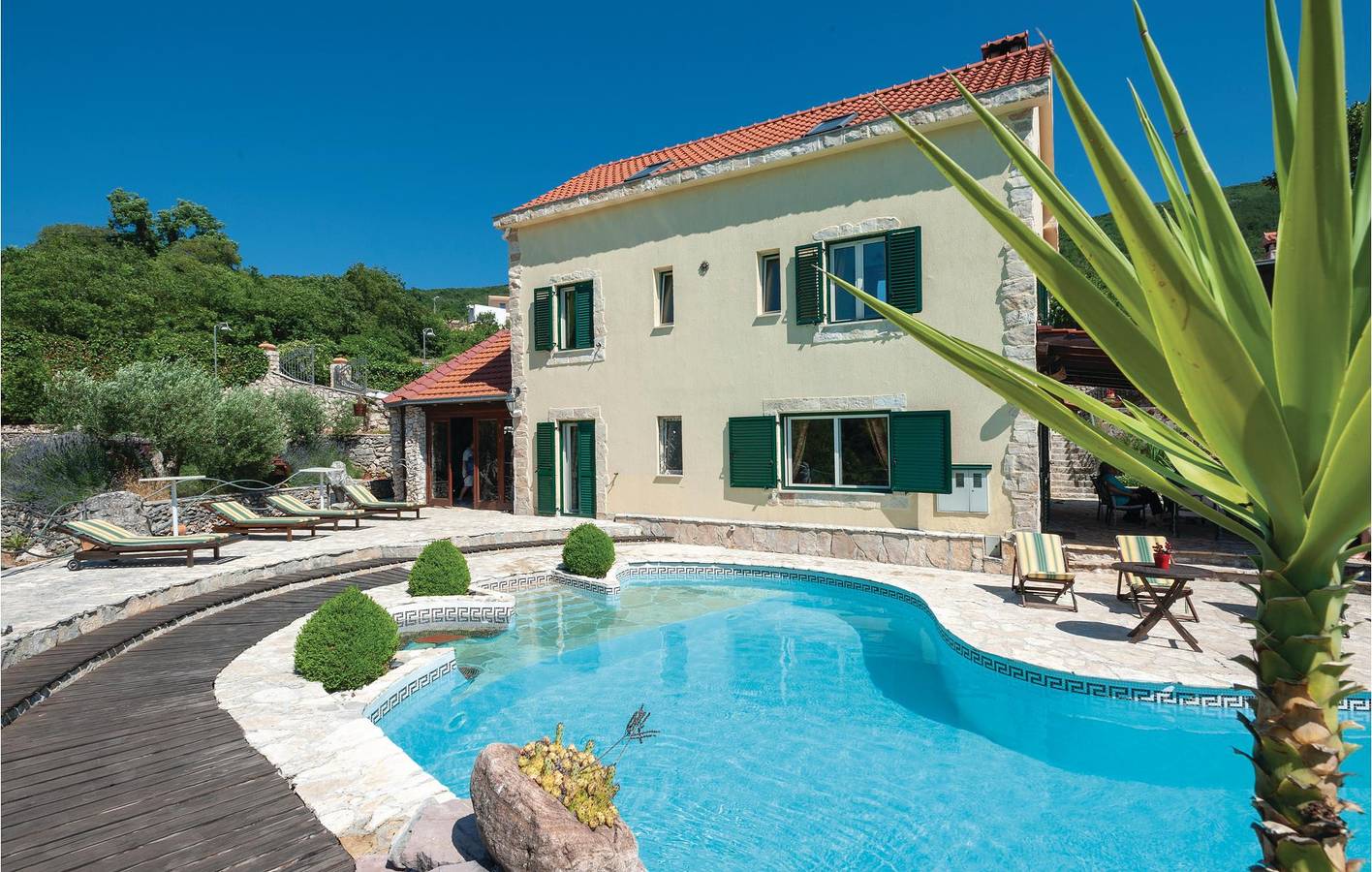 Charmante 33 m² große Wohnung mit Pool, Terrasse, WLAN und Parkplatz in Makarska Riviera