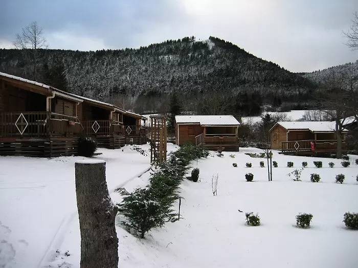 Chalet pour 4 personnes, avec terrasse et piscine