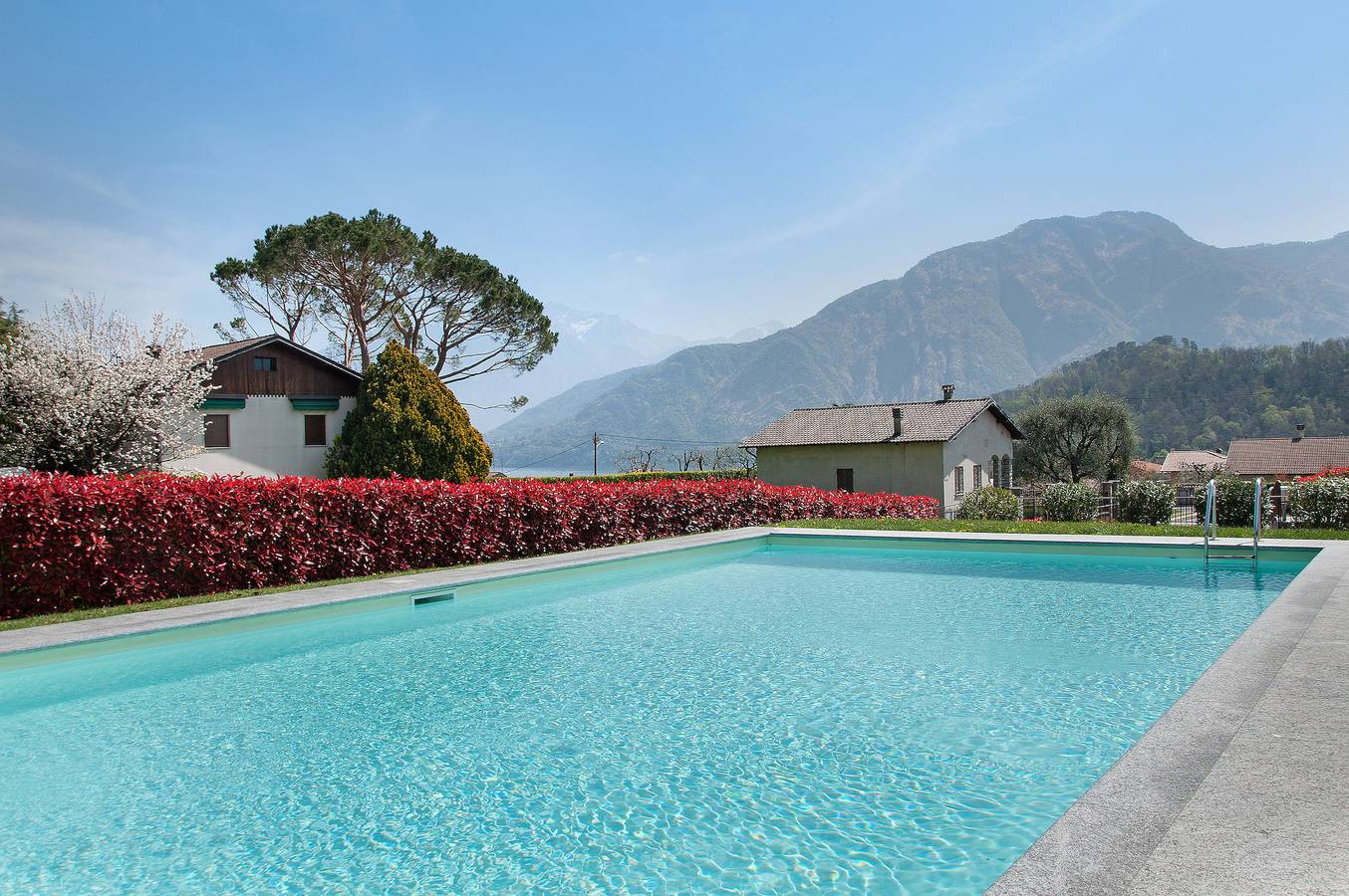 Entire apartment, Appartamento Zerboni C1 with Lake & Mountain View, Pool, Wi-Fi, Garden & Terrace in Lenno, Tremezzina