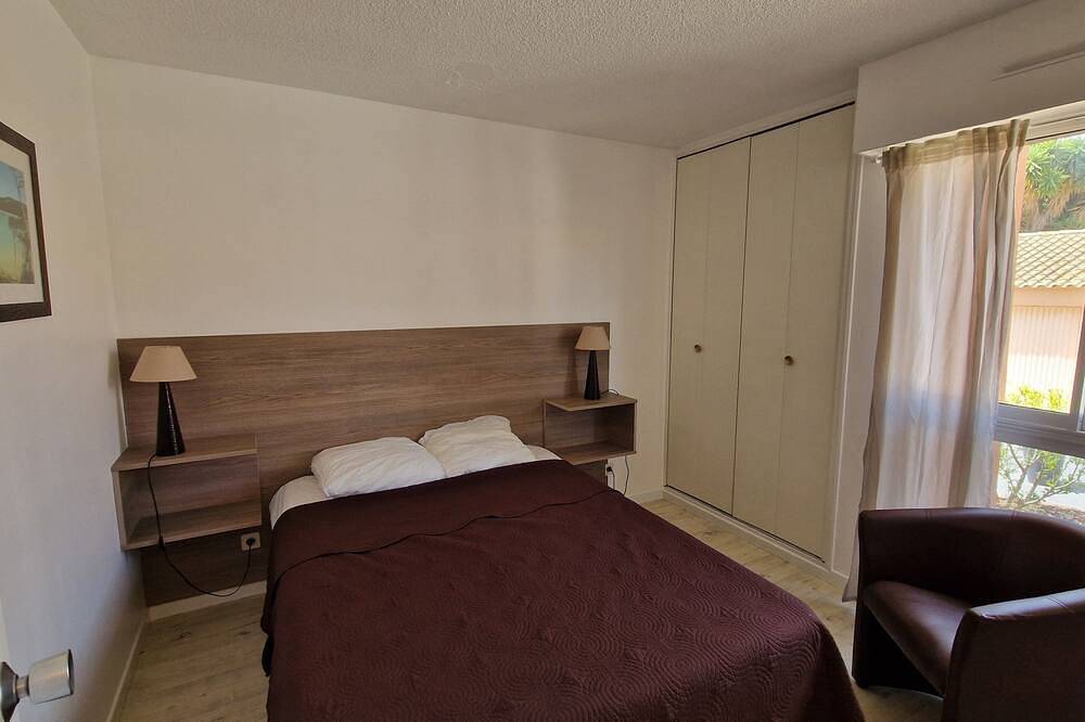 Appartement entier, Proche de la plage à pied Appartement T2 climatisé au Pradet- Piscine, tennis in Le Pradet, Côte méditerranéenne (France)