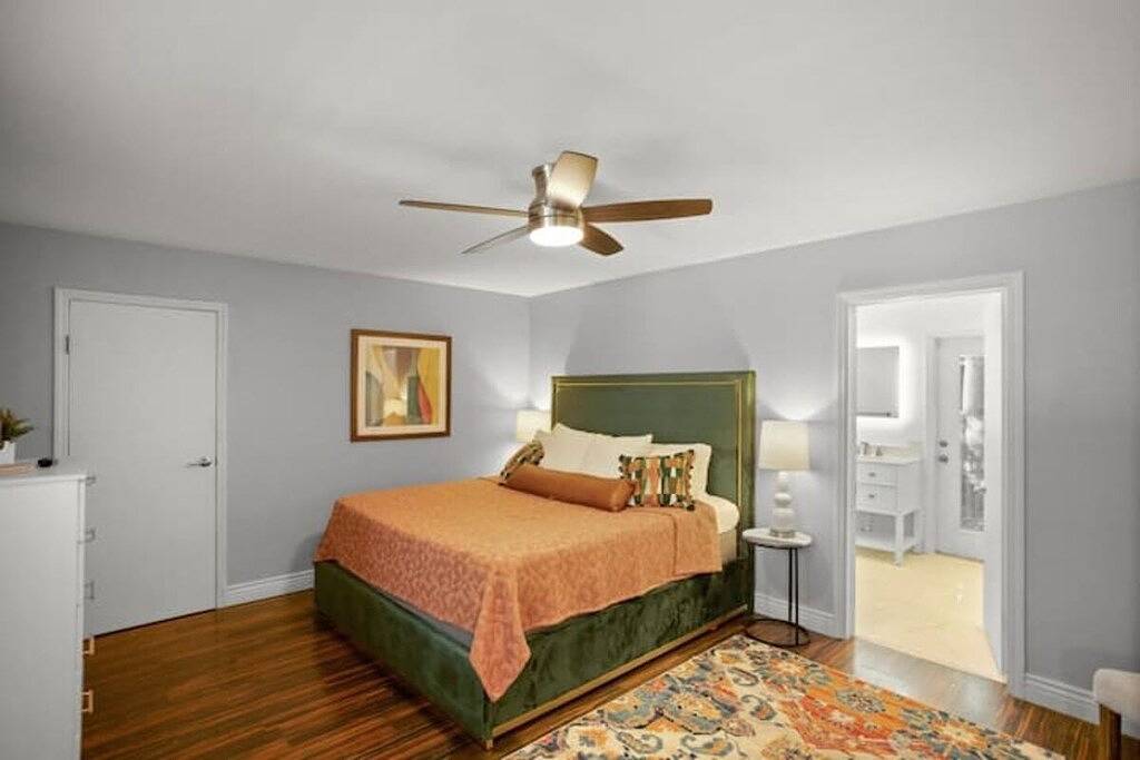 Luxurious Home in Upscale Neighborhood. Ev Charger. Furnished backyard patio. in Gainesville, Alachua County