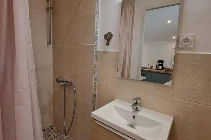 Air-conditioned village house with unobstructed view of the countryside in Callas, Draguignan Region