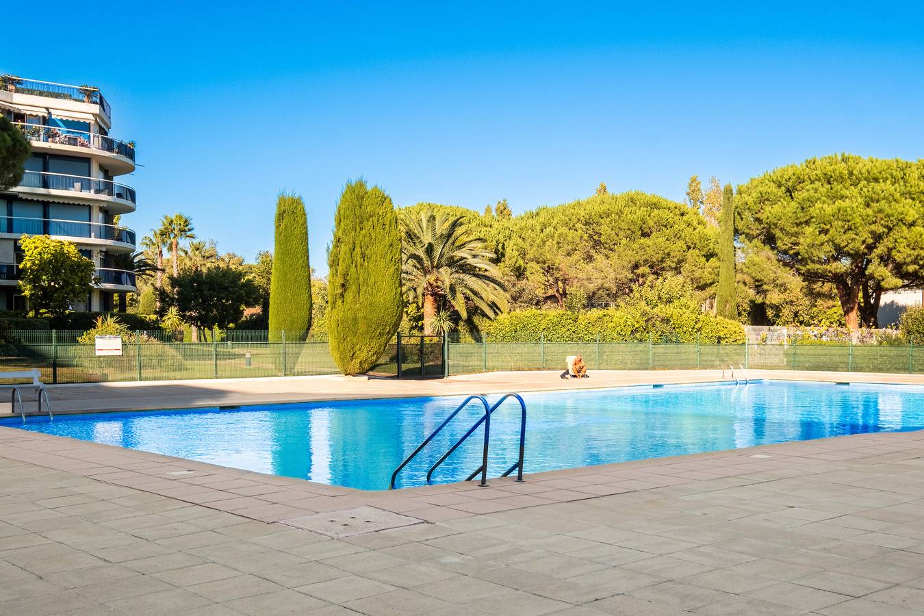 Appartement entier, Appartement 'Pretty Flat in The Sun' avec vue sur la montagne, piscine partagée et climatisation in Mandelieu-la-Napoule, Massif de l'Esterel