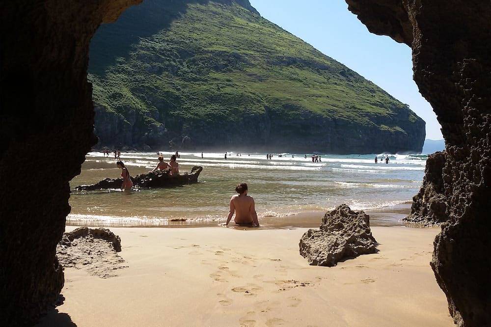 Apartamento entero, Estudio con jardín, vistas al mar y a los ojos del diablo en Playa Sonabia in Castro Urdiales, Costa de Cantabria