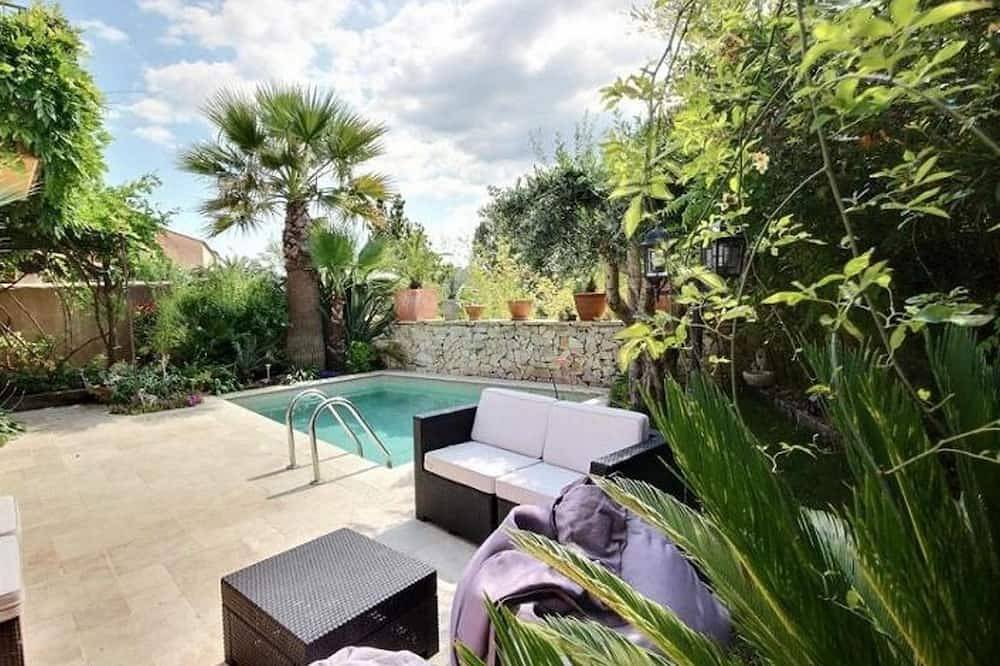 Villa moderne avec un beau jardin, piscine chauffée, un espace barbecue, à proximité des plages in Roquebrune-sur-Argens, Côte méditerranéenne (France)