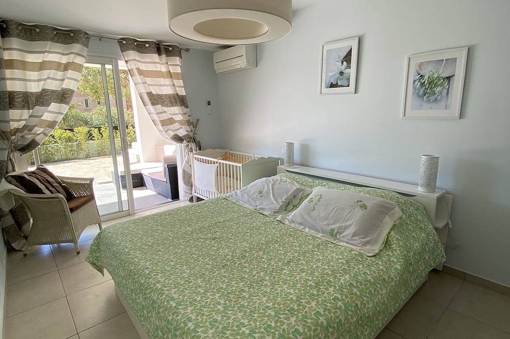 Villa en el Rte des Sangunairés con piscina privada. in Ajaccio, Region de Ajaccio