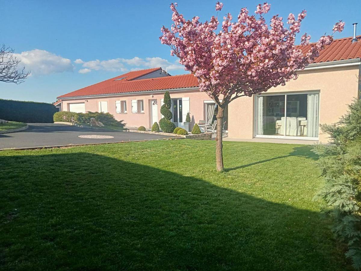 Appartement entier, Maison a la campagne in Valprivas, Haute-Loire