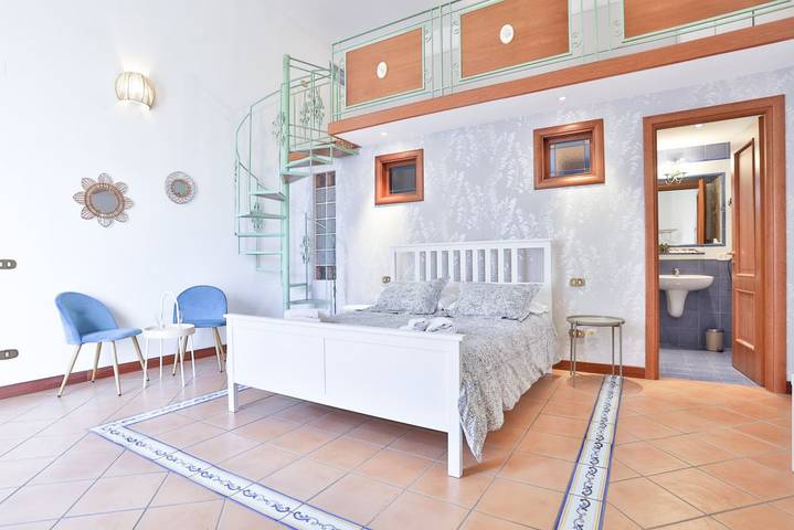 Appartamento intero, GuestHost - Chiaia Sea View Gem in Napoli, Napoli e dintorni
