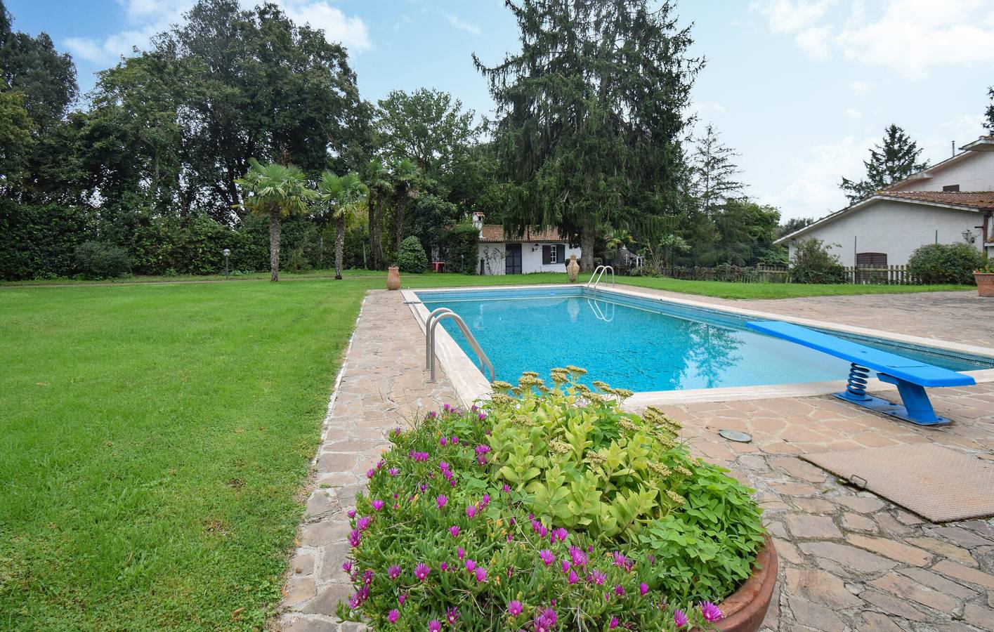 Appartement moderne avec piscine, Wi-Fi et parking, près du restaurant Il Vescovado in Sutri, Province de Viterbo