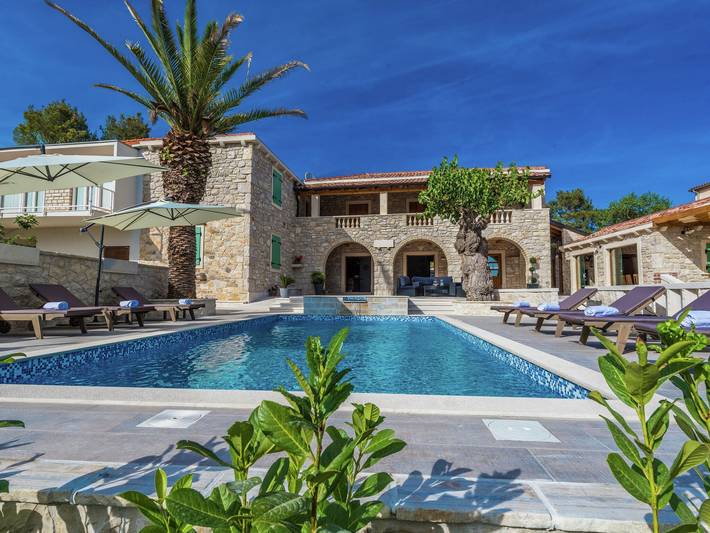 Villa für 10 Personen, mit Terrasse und Pool sowie Sauna in Sukosan