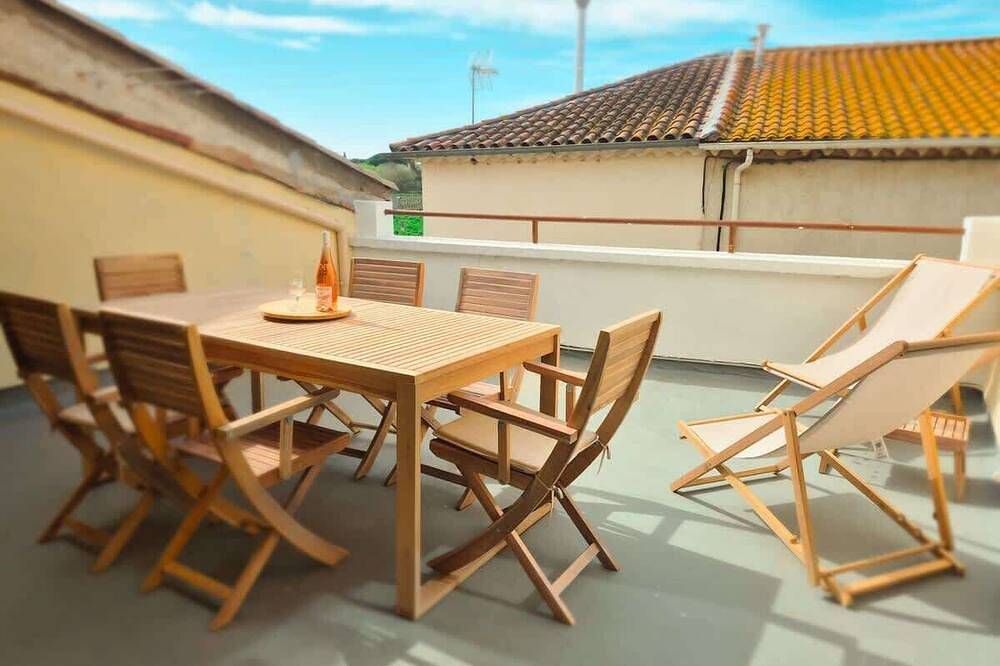 House with a Beautiful Rooftop Terrace Between the Sea and the Canal in Villeneuve-lès-Béziers, Côte d'Améthyste