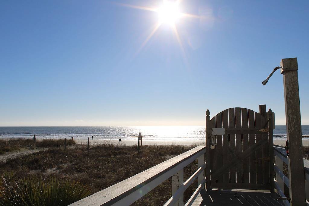 Ganze Wohnung, Gastgeber an der Küste - sauber und komfortabel und Ocean Front in Folly Beach, Charleston County