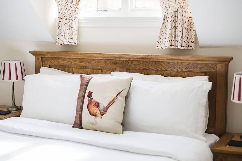 A sudeley castle cottage that sleeps 6 guests  in 2 bedrooms in Winchcombe, Gloucestershire