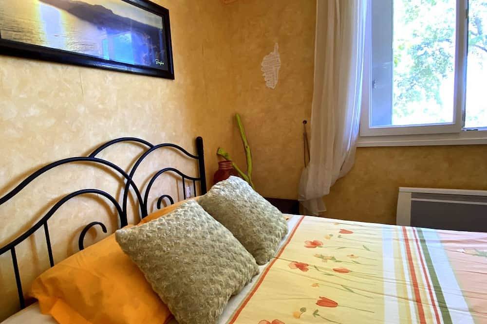 Quiet house in nature, large swimming pool,beach 2 kms away,3 bedrooms, sea view in Talasani, Corte en omgeving