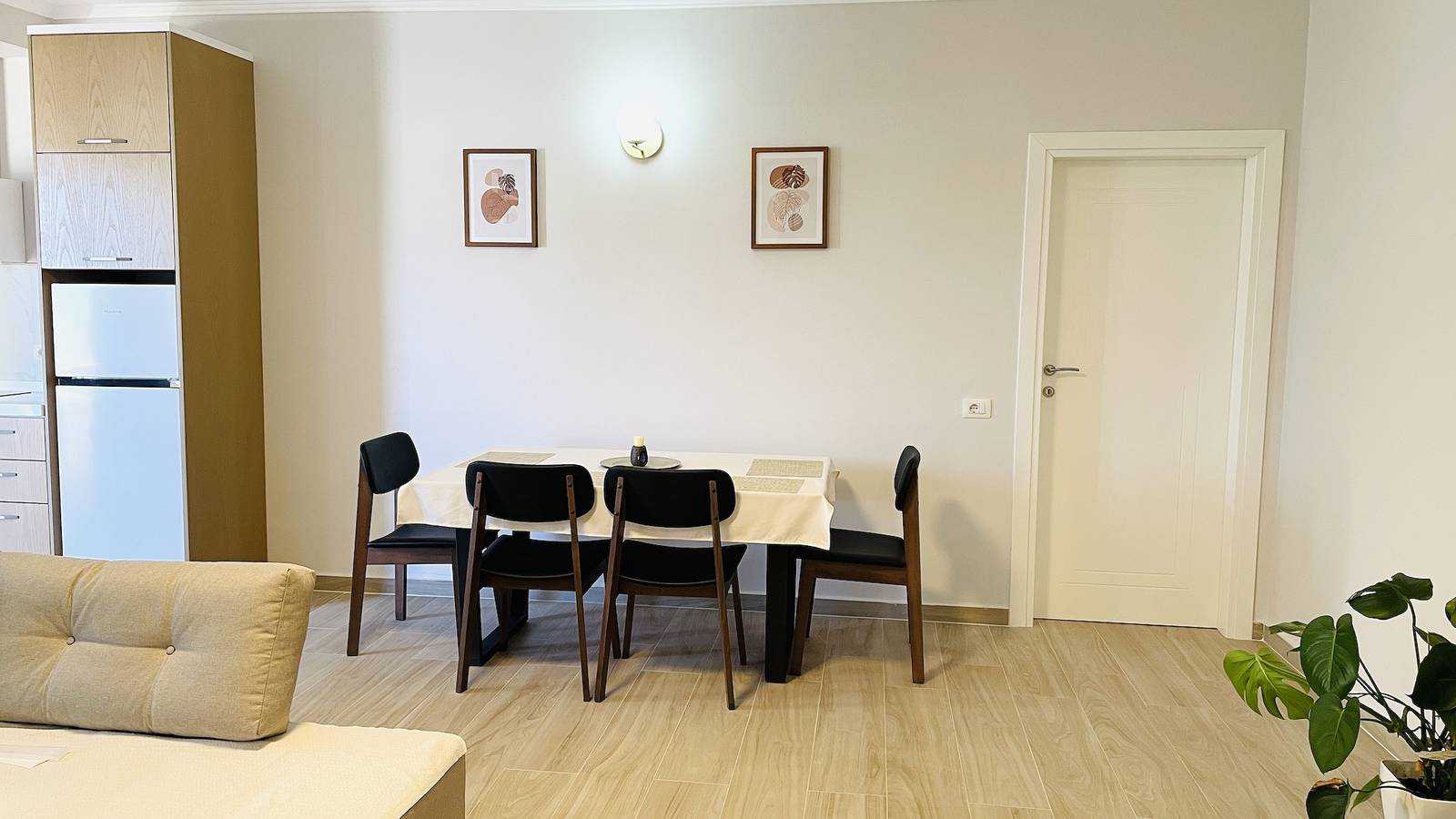 Ganze Wohnung, Eurovelo – Gesamte Wohnung – Stadtzentrum in Divjakë, Albanien