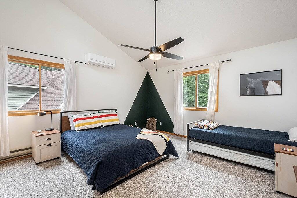 Chateau Relaxo | Lake Access & Hot Tub + Large Yard in Deep Creek Lake