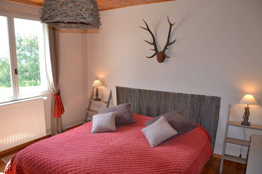 Large charming mountain retreat for 12, close to ski resorts and lake with beach in Seyne, Alpes-de-Haute-Provence