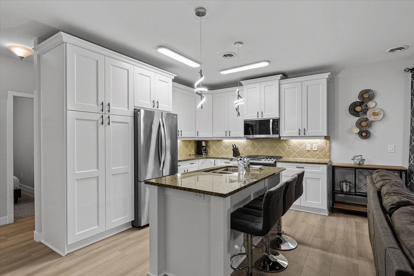 Ganze Wohnung, Lakefront, beachfront top floor condo w/pool! in West Kelowna, Crystal Mountain