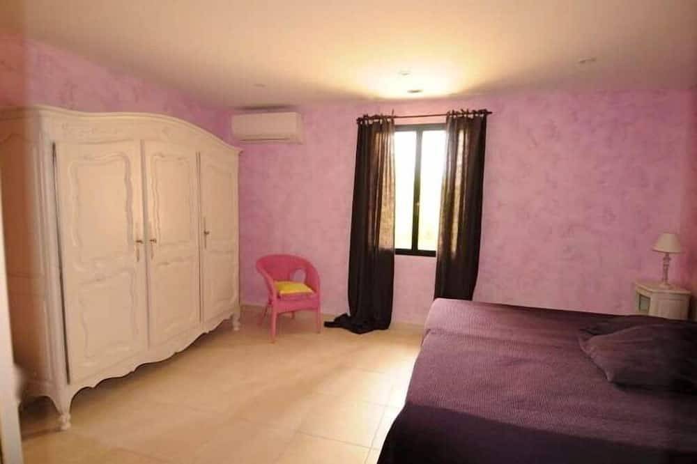 Light Villa, 5 rooms, 10/12 people, Hot Swimming pool in Lourmarin, Parc naturel régional du Luberon