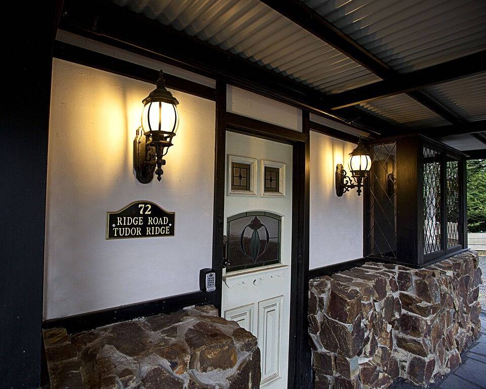 Ein Ferienhaus mit Aussicht auf Tudor Ridge in Monbulk, Victoria