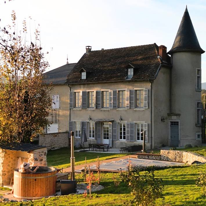 Gîte pour 7 personnes, avec jardin et terrasse ainsi que jacuzzi et piscine