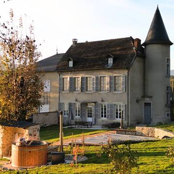 Gîte pour 7 personnes, avec jardin et terrasse ainsi que jacuzzi et piscine dans l' Ain