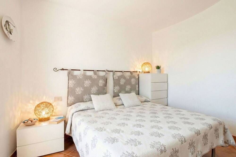 Entire apartment, Nice apartment for 4 guests with pool, A/C and pets allowed in Arzachena, Costa Smeralda