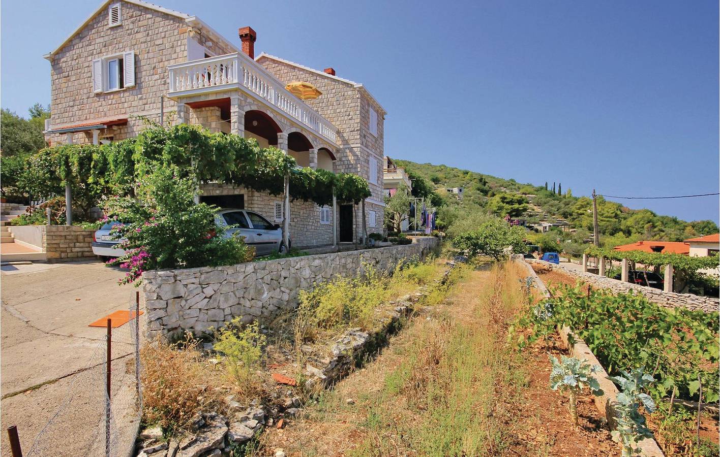 Ganze Ferienwohnung, Gemütlich, 2 km von der Küste entfernt: WLAN, Klimaanlage, Parkplatz, Terrasse und Küche! in Blato, Korcula