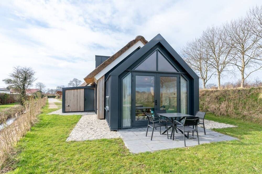 Willkommen im Chalet 7 im Riethoek Westerschouwen, wo Ruhe, Komfort und Natur zusammenkommen. Betret in Burgh-Haamstede, Zeeuwse Kust