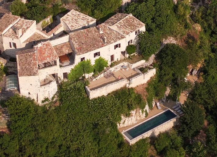Gîte pour 14 personnes, avec terrasse ainsi que piscine et jardin