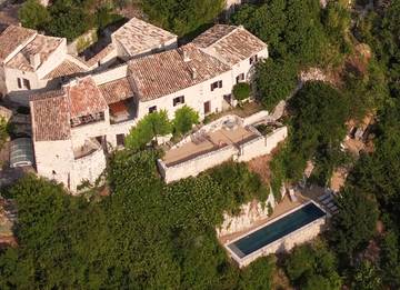 Gîte pour 14 personnes, avec piscine ainsi que terrasse et jardin à Montaulieu