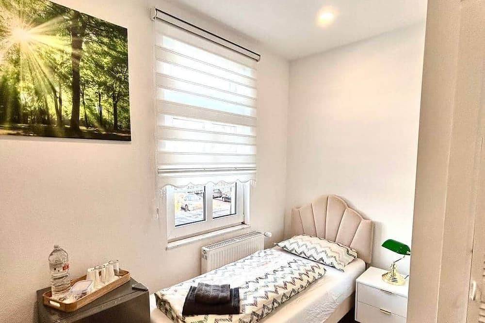 Twin room with | 2 single beds & desk  room :13 in Wuppertal, Bergisch region