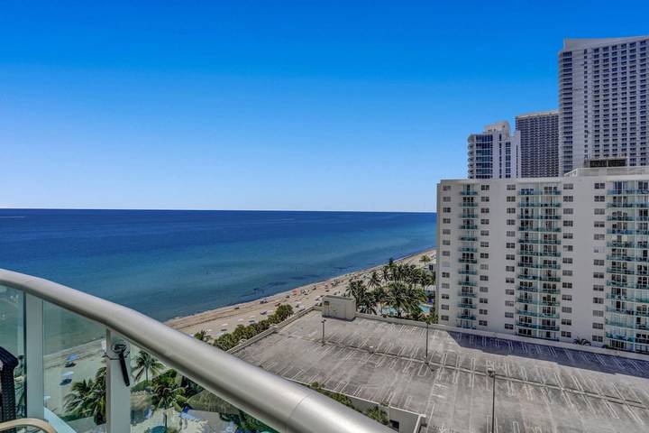 Vacation rental for 4 people, with pool and yard as well as balcony in Hollywood Beach (FL)