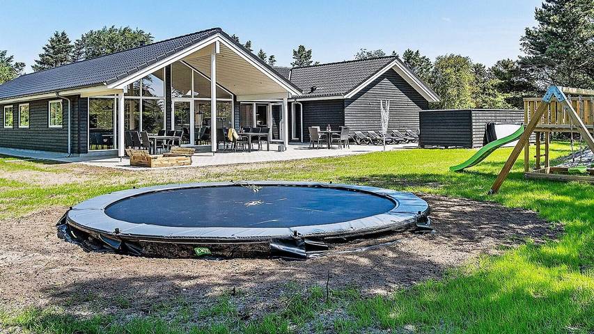 Ferienhaus für 18 Personen, mit Terrasse und Sauna sowie Pool und Whirlpool in Tirpitz Museum (Oksby)