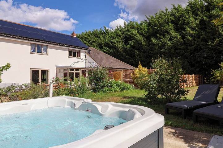 Cottage for 13 people, with hot tub and garden in Suffolk