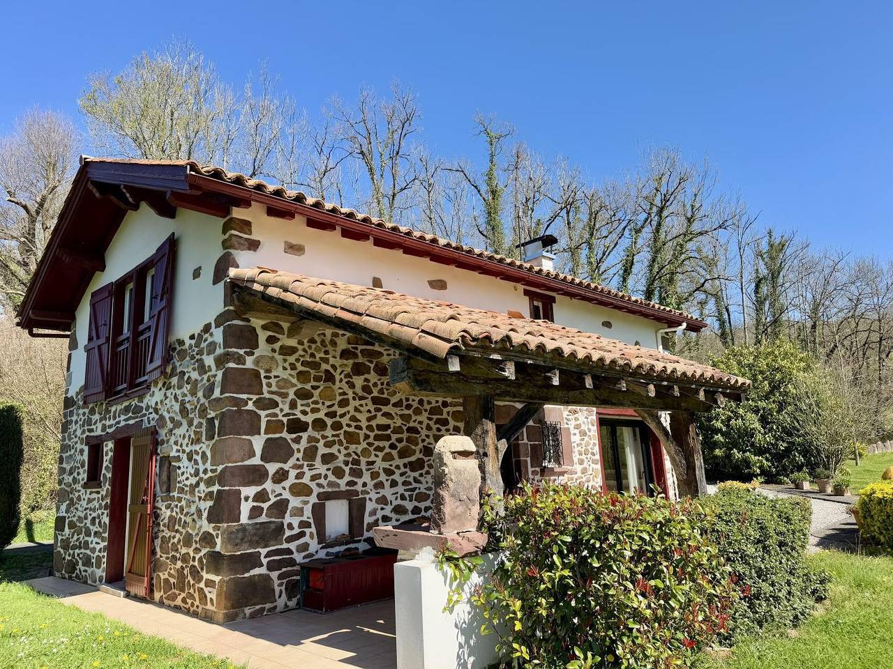 Gaztelia in Saint-Jean-le-Vieux, Region de Bayona