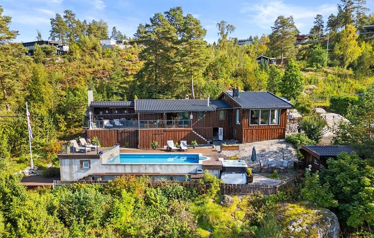 Ferienhaus für 7 Personen, mit Terrasse und Garten sowie Pool und Ausblick in Ost-Norwegen