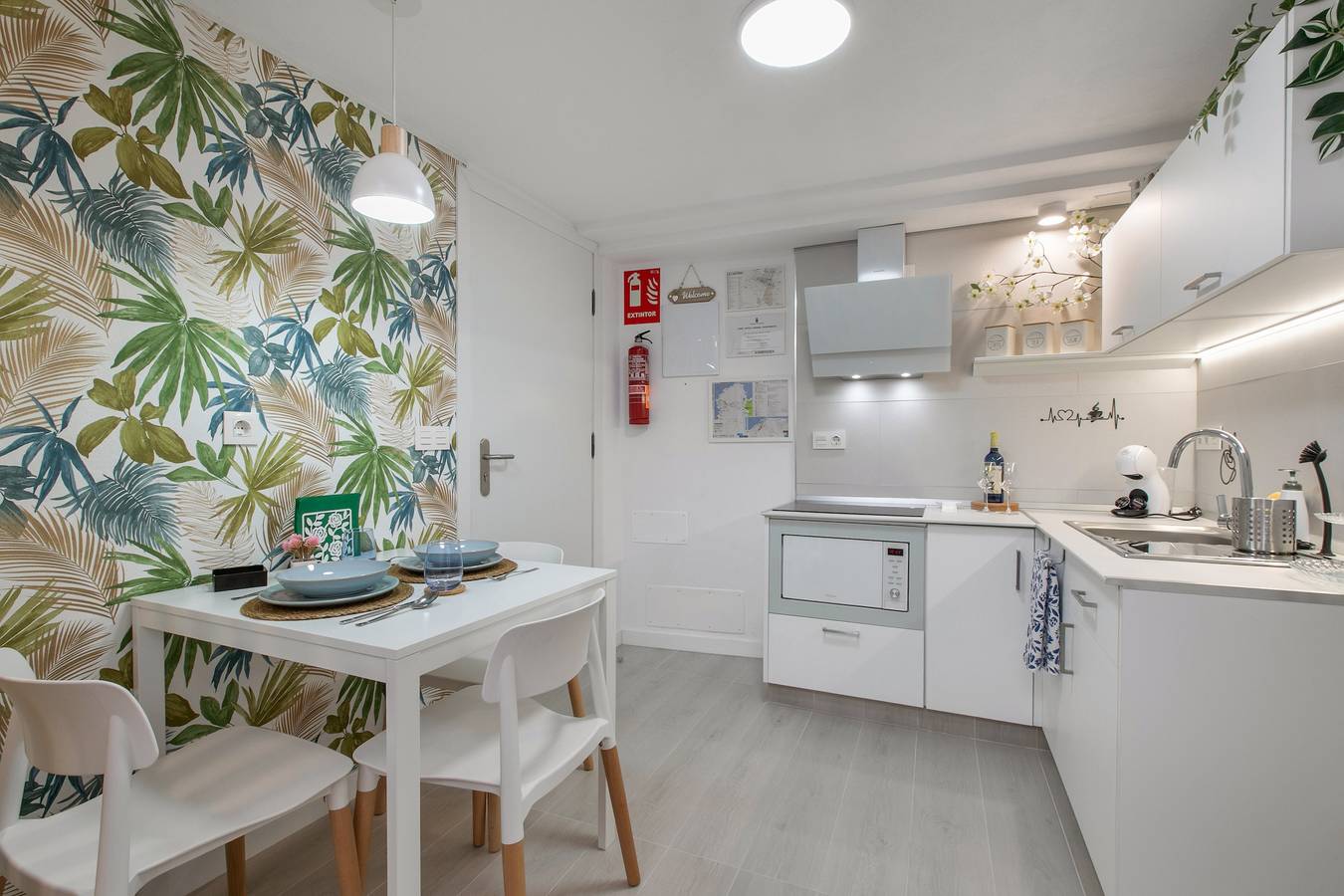 Appartement entier, Vacances à la 'Mini Casa Azul' avec vue sur la mer et Wi-Fi in Punta del Hidalgo, San Cristóbal de La Laguna