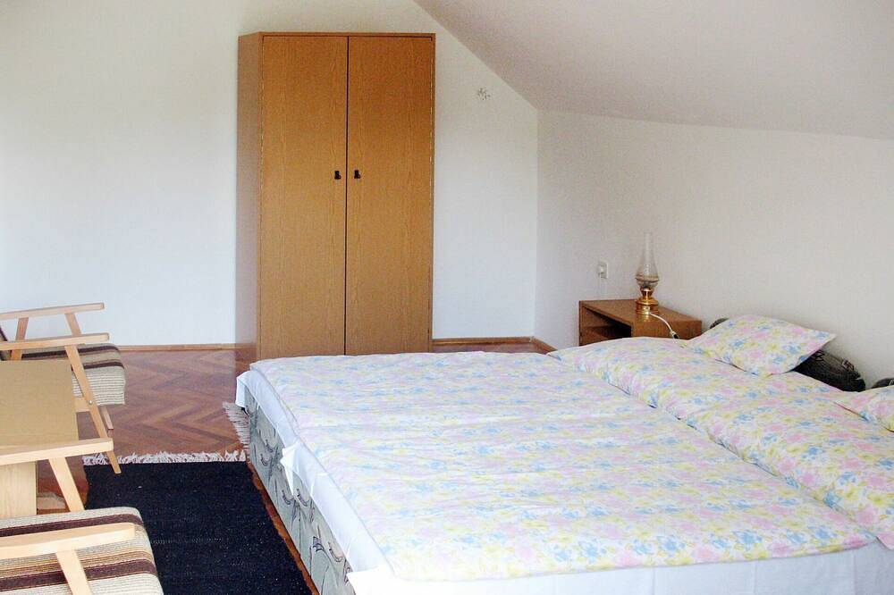 Bellissima villa indipendente per 8 ospiti con piscina privata, Tv, terrazza e animali ammessi in Balatonkeresztur, Riva Meridionale del Lago Balaton