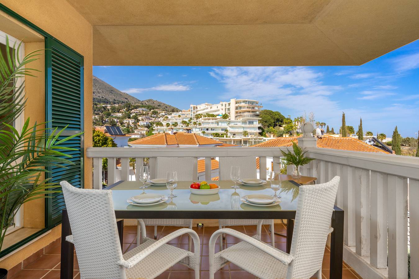 Entire apartment, Lovely seaview apartment by Costarentals - Ref 106 in La Capellania, Fuengirola