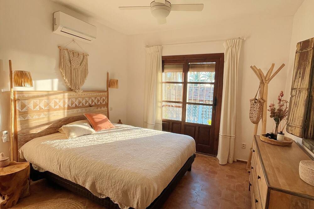 Marbella, Villa 4 Schlafzimmer, 3 Bäder, Garten und privater Pool in Las Chapas, Marbella
