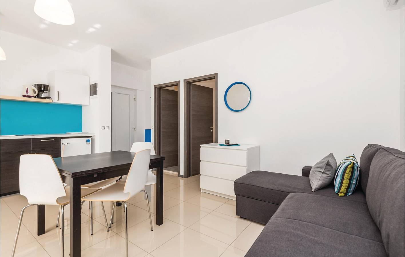 Ganze Ferienwohnung, Apartment mit Meerblick, Terrasse, Parkplatz und WLAN, 700 m vom Strand entfernt in Mandre, Pag